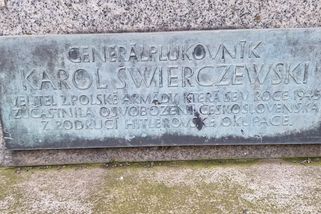 K památníku polského generála nosí lidé v Mělníku květiny. Nevědí ale, jestli tím neporušují zákon